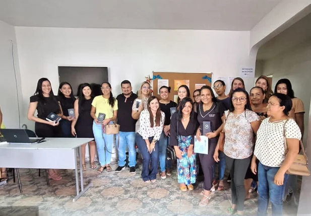 Servidores da Saúde em Uruçuí recebem celulares para melhorar atendimento