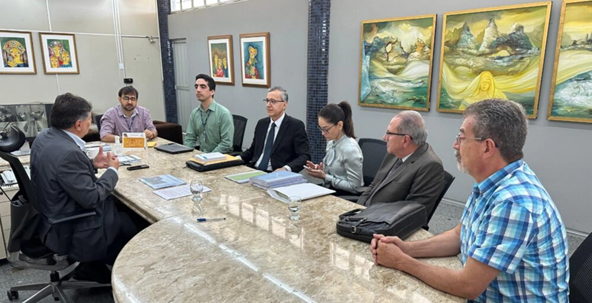 Servidores do Tribunal de Contas do Estado do Piauí em reunião com Esdras Avelino, secretário municipal de Finanças