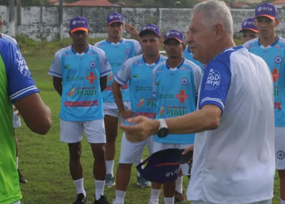 Técnico Arnaldo Lira dando orientações para os jogadores do Parnahyba