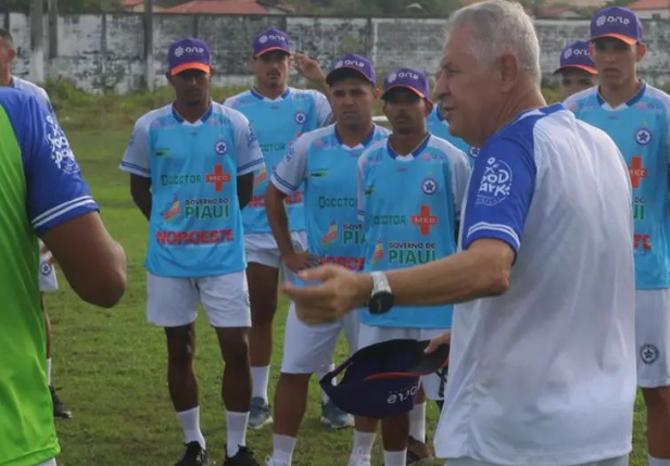 Técnico Arnaldo Lira dando orientações para os jogadores do Parnahyba