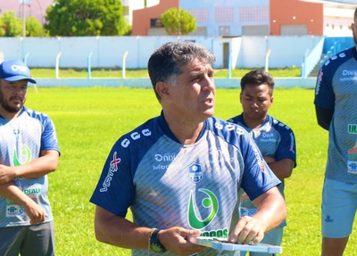 Técnico Wallace Lemos e sua comissão técnica no Oeirense