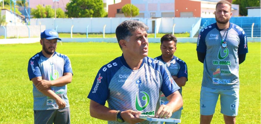 Técnico Wallace Lemos e sua comissão técnica no Oeirense