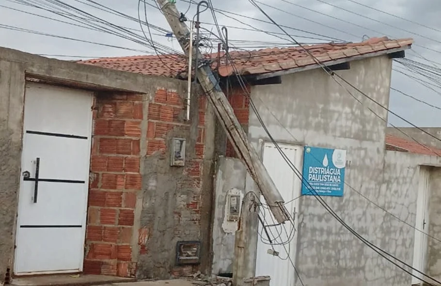 Temporal em Paulistana derrubou postes