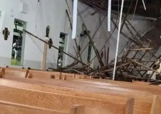 Teto de igreja desaba e deixa 80 feridos em Minas