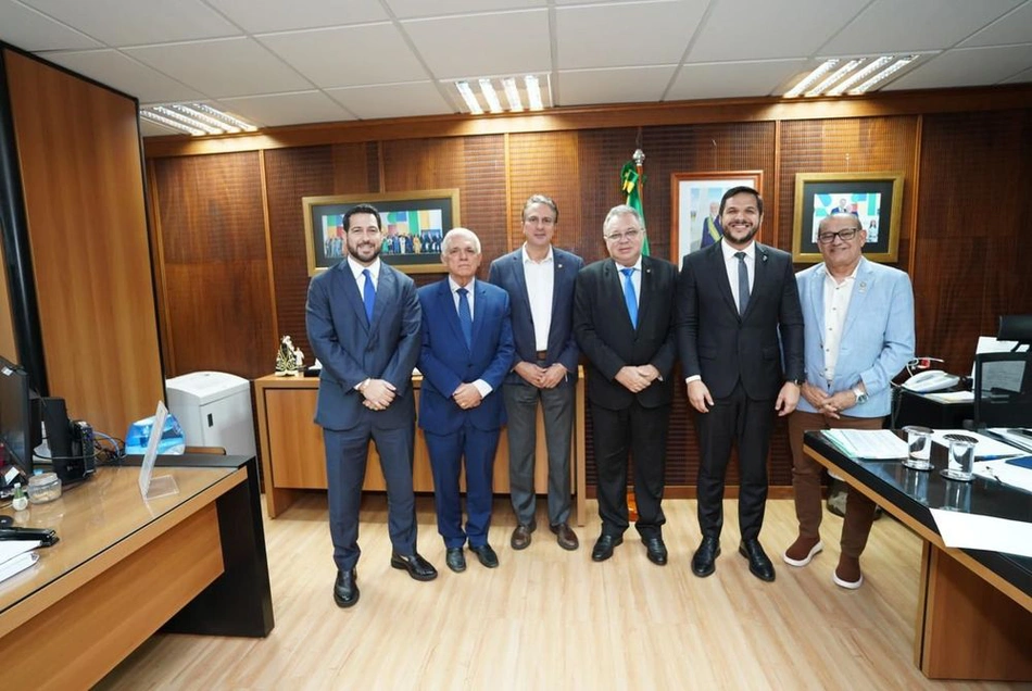 Themístocles Filho e equipe do Governo em Brasília