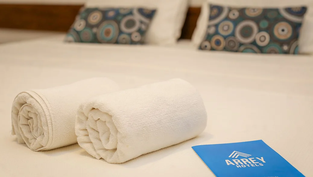Toalhas confortáveis em quarto do hotel