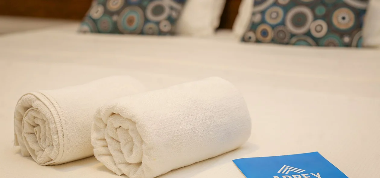 Toalhas confortáveis em quarto do hotel