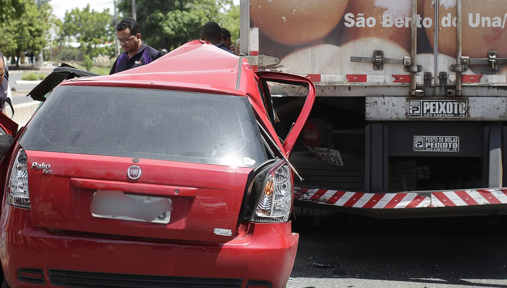 Traseiras dos veículos no acidente
