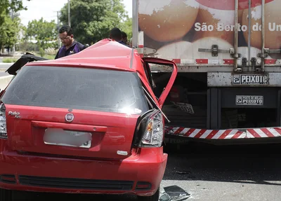 Traseiras dos veículos no acidente