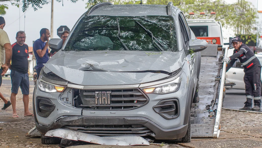 Veículo envolvido no acidente foi guinchado do local