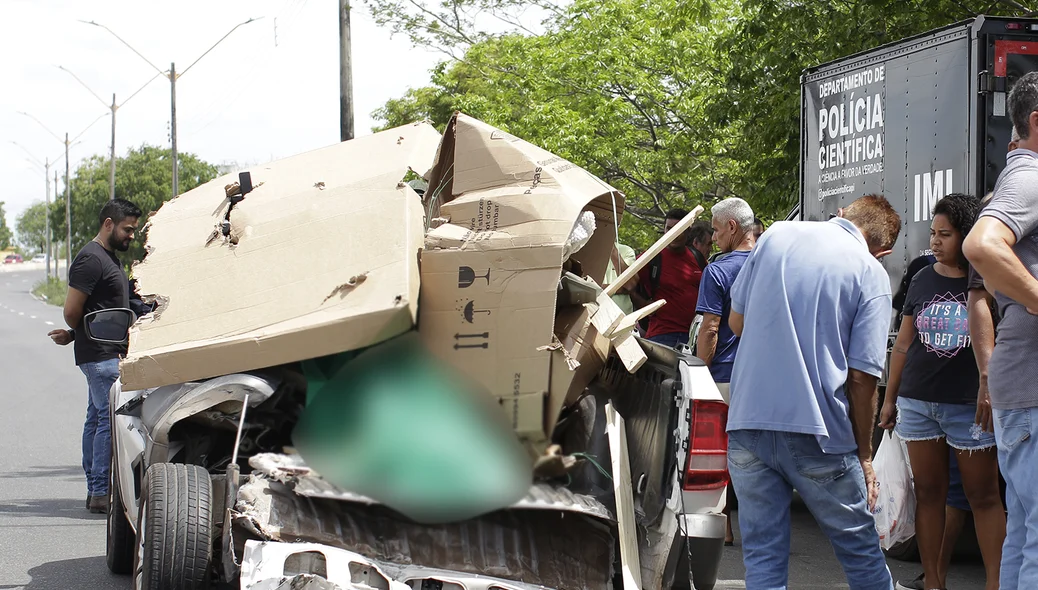 Veículo ficou com a traseira destruída