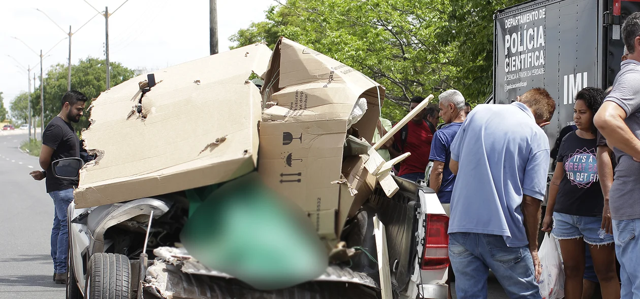Veículo ficou com a traseira destruída