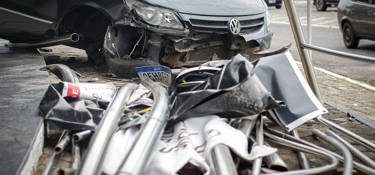 Veículo modelo Gol ficou destruído com o impacto
