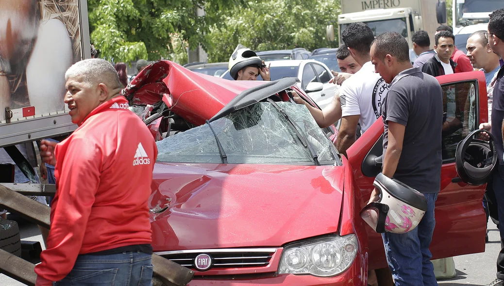Veículo palio com o teto destruído
