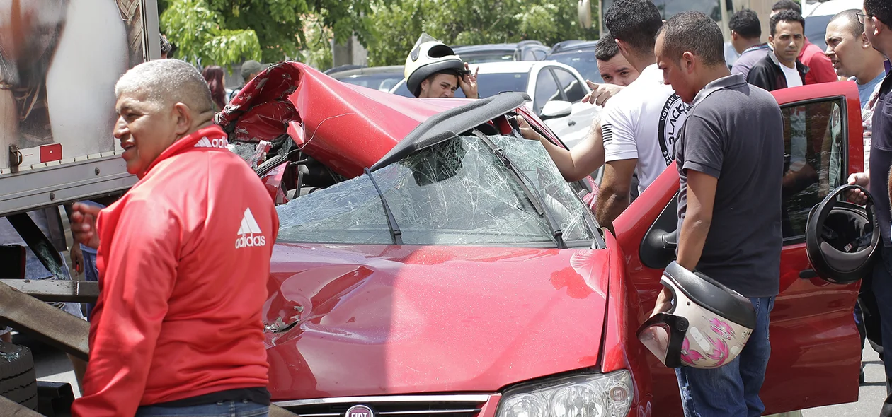 Veículo palio com o teto destruído