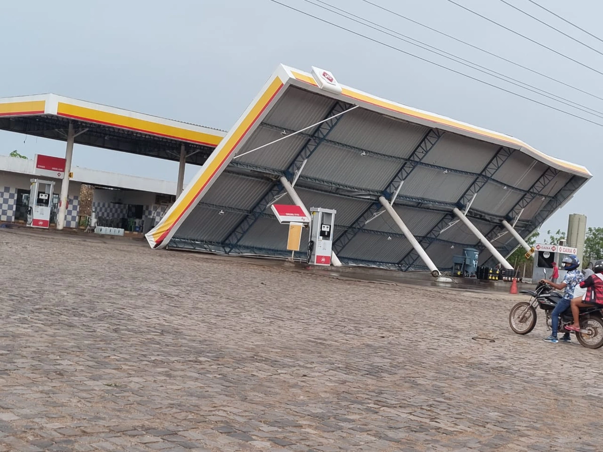 Ventania derrubou estrutura de posto de combustível