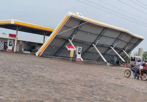 Ventania derrubou estrutura de posto de combustível