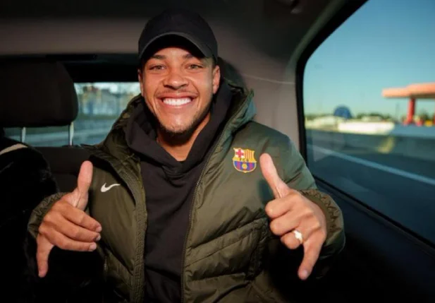 Vitor Roque já está em Barcelona