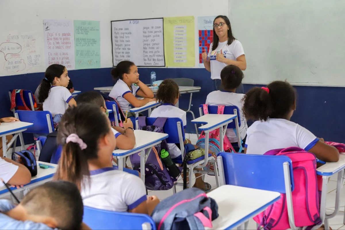 Estudantes participam de exame do Sistema de Avaliação da Educação de  Oeiras - GP1