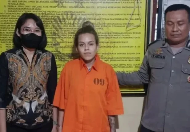A jovem brasileira Manuela Farias foi detida no aeroporto de Bali