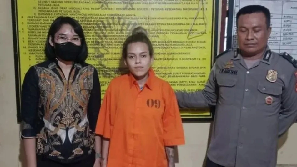 A jovem brasileira Manuela Farias foi detida no aeroporto de Bali