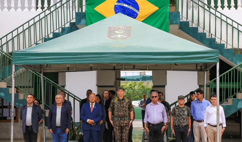 A solenidade da abertura do programa ocorreu em frente ao 25ºBC