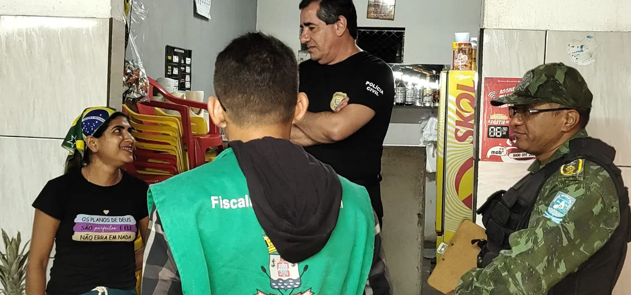 Agentes explicaram a legislação e as penalidades cabíveis a esses casos.