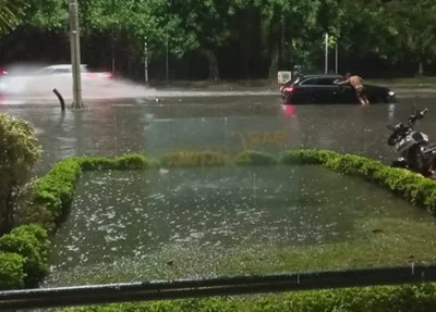 Alagamento em rua próxima a Lagoa de Freitas, no Rio de Janeiro