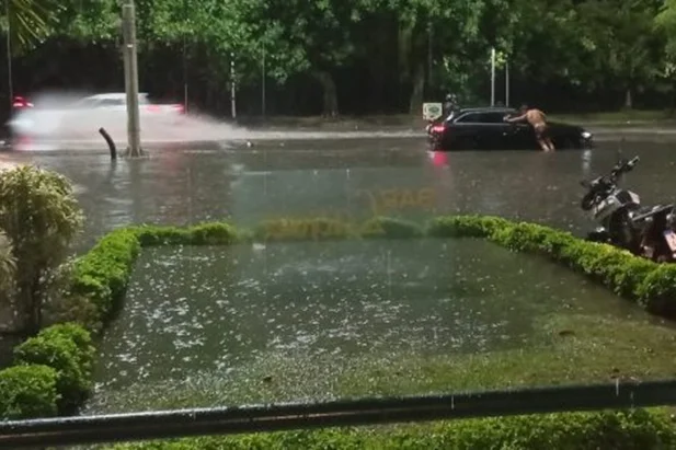 Alagamento em rua próxima a Lagoa de Freitas, no Rio de Janeiro