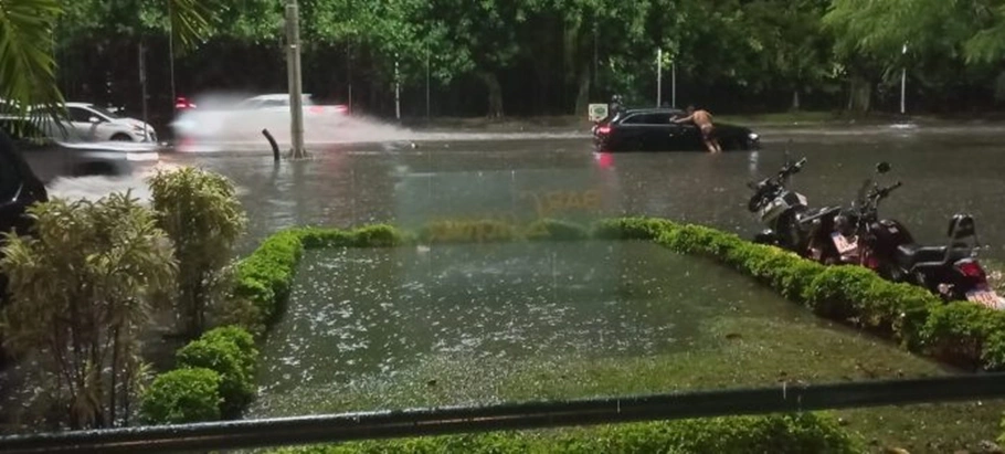 Alagamento em rua próxima a Lagoa de Freitas, no Rio de Janeiro