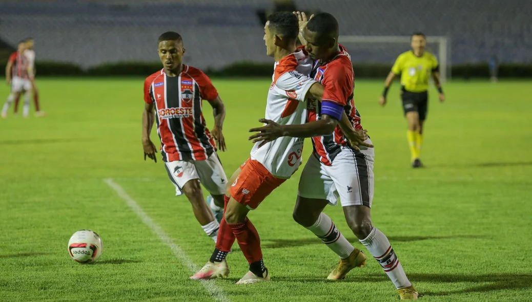 Alfredo e Leandro Amaro na disputa da bola