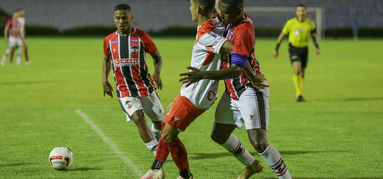 Alfredo e Leandro Amaro na disputa da bola