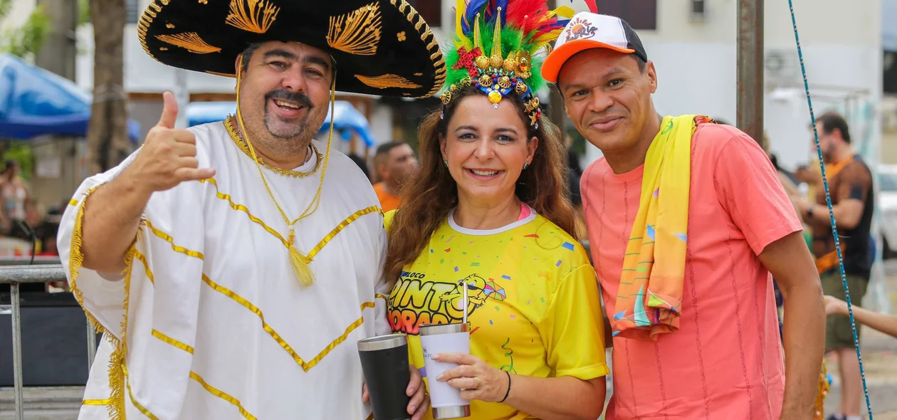 Amigos no bloco pinto da morada