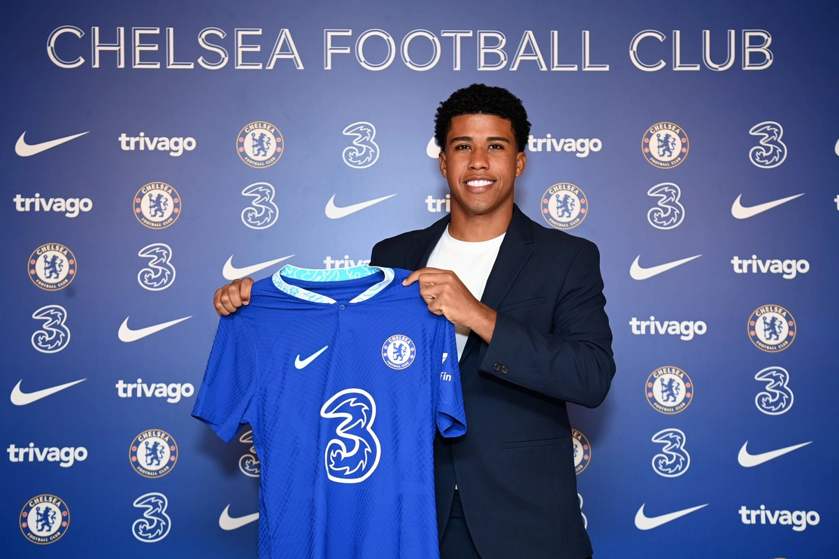 Andrey Santos foi contratado pelo Chelsea, mas corre risco de voltar ao Brasil