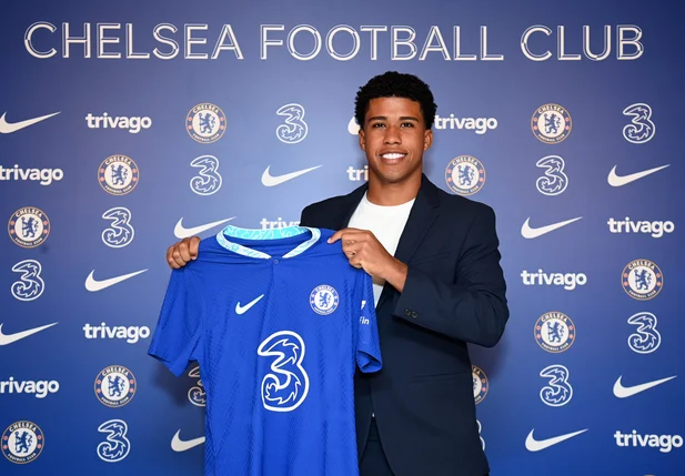 Andrey Santos foi contratado pelo Chelsea, mas corre risco de voltar ao Brasil