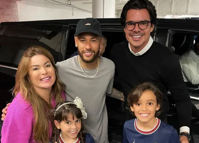 Antônio Neto Ais em foto com a esposa, os dois filhos e o jogador Neymar