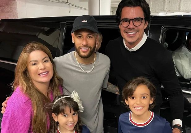 Antônio Neto Ais em foto com a esposa, os dois filhos e o jogador Neymar