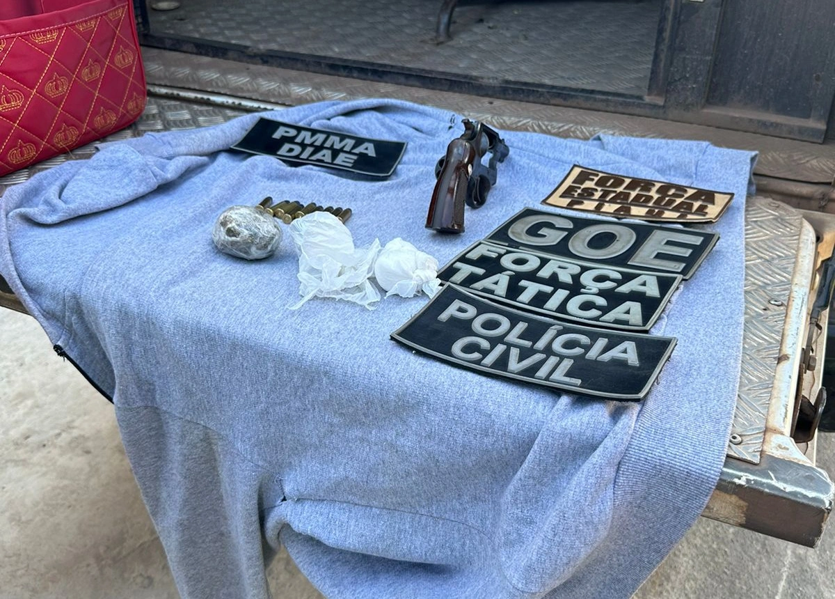 Arma e drogas apreendidas com um dos acusados