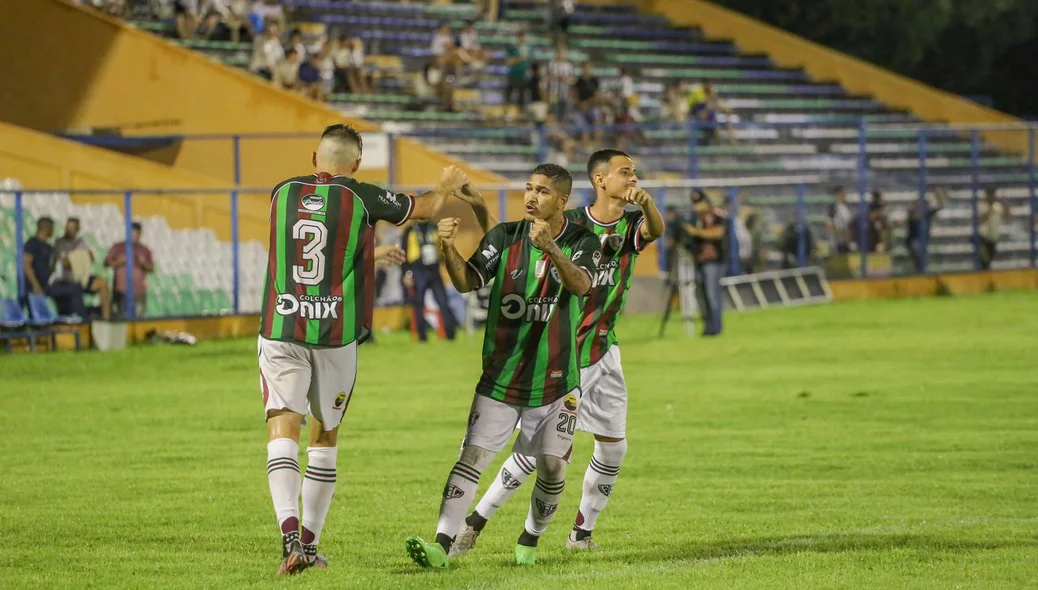 Atacante Carlinhos comemorando gol do Fluminense-PI com Lucão e Gabriel Vieira