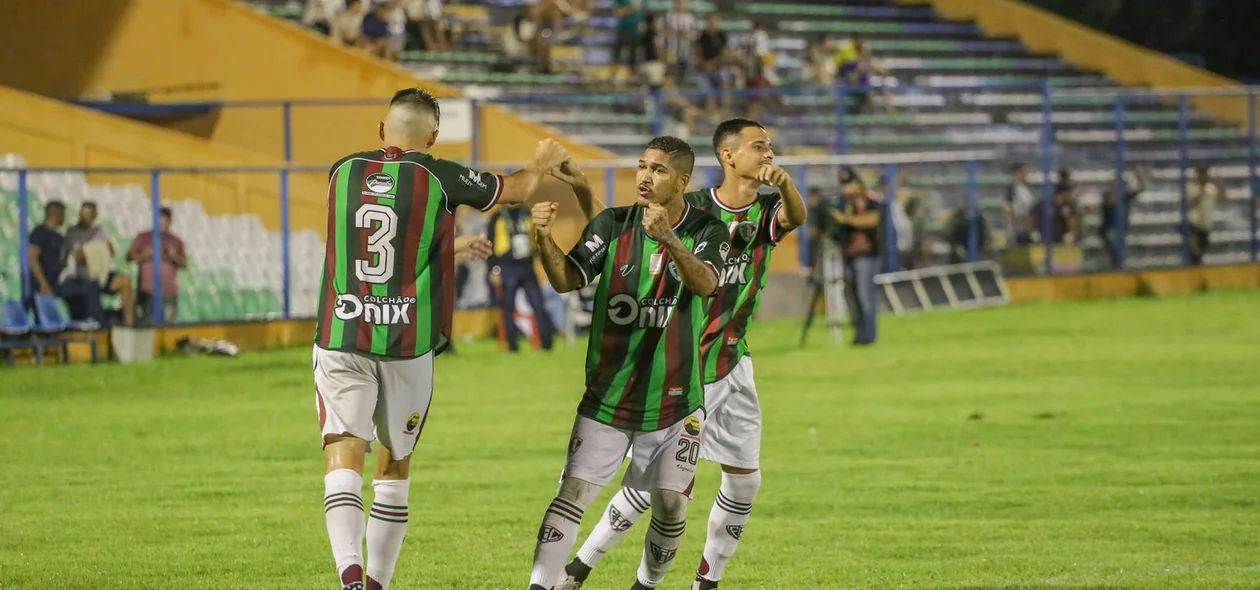 Atacante Carlinhos comemorando gol do Fluminense-PI com Lucão e Gabriel Vieira
