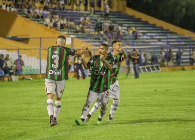 Atacante Carlinhos comemorando gol do Fluminense-PI com Lucão e Gabriel Vieira