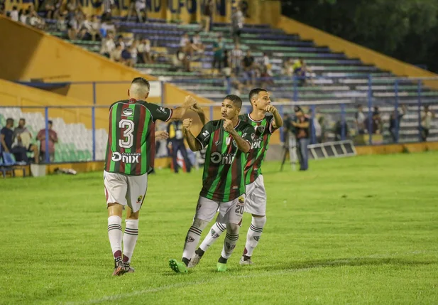 Atacante Carlinhos comemorando gol do Fluminense-PI com Lucão e Gabriel Vieira