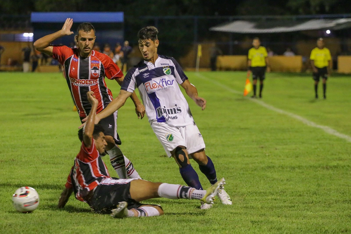 Atacante Mikael driblando Nininho