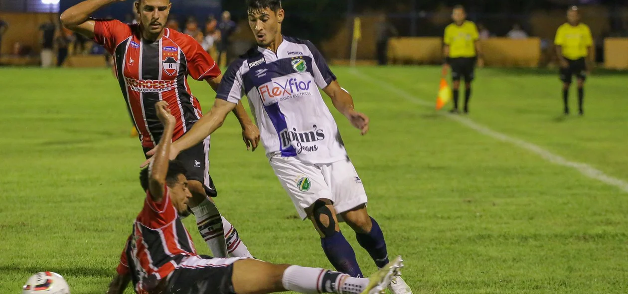 Atacante Mikael driblando Nininho