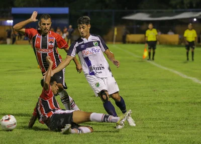 Atacante Mikael driblando Nininho