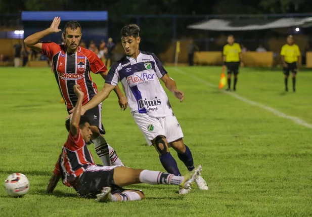 Atacante Mikael driblando Nininho
