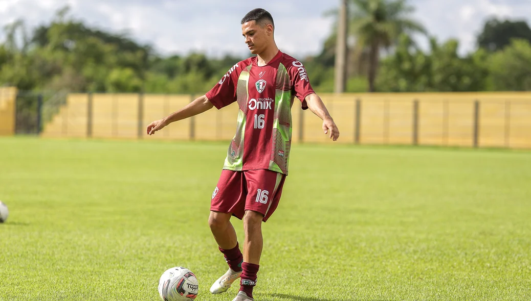 Atleta treinado com a bola