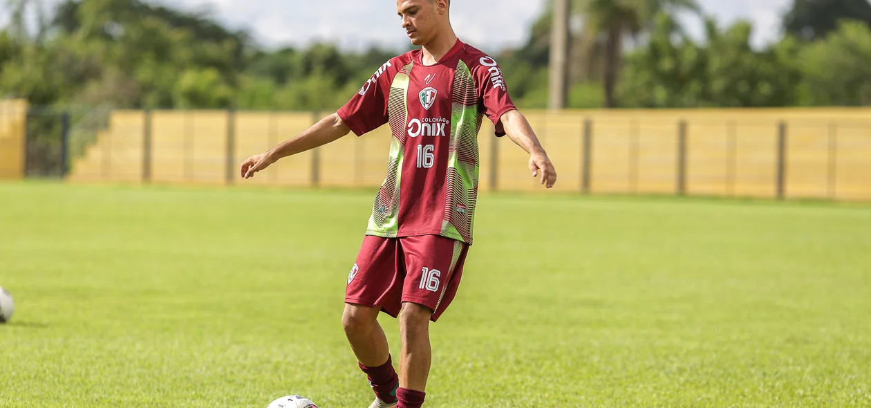 Atleta treinado com a bola