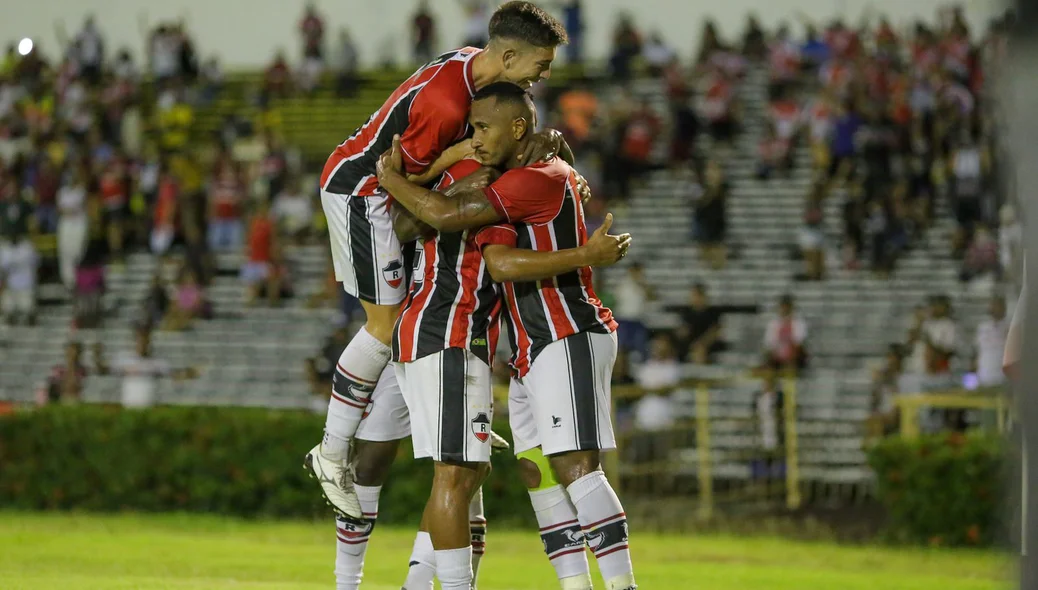 Atletas do River comemorando gol sobre o 4 de Julho