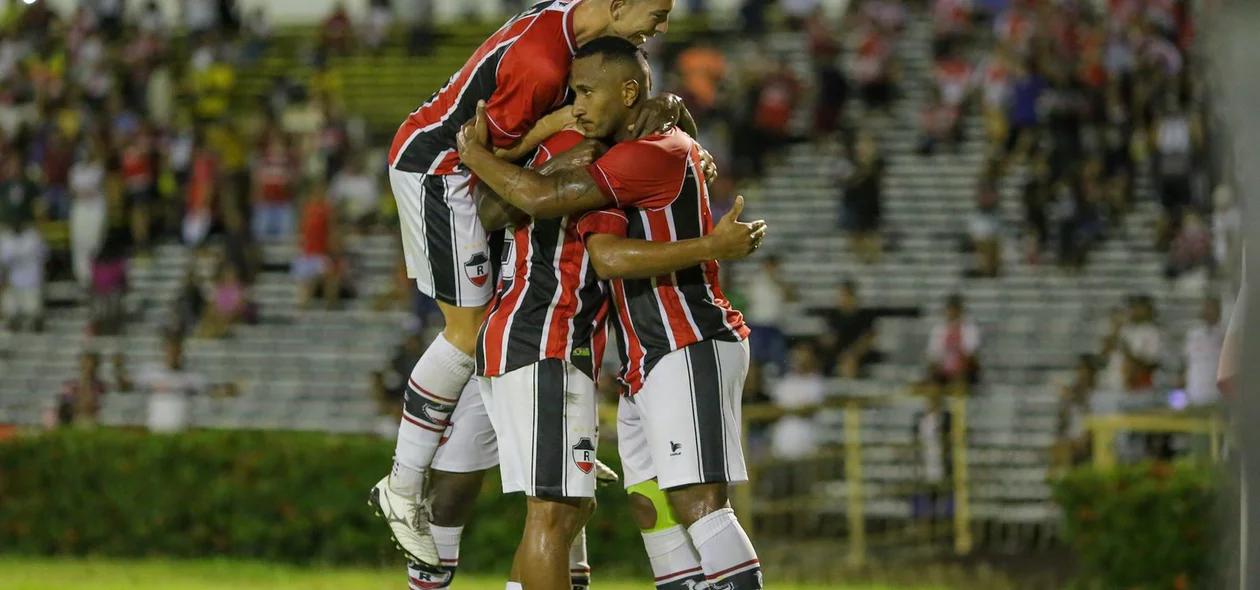 Atletas do River comemorando gol sobre o 4 de Julho